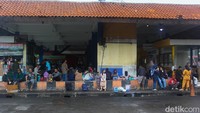 Pihak pengelola terminal memprediksi jumlah penumpang masih akan terus meningkat hingga mendekati Hari Natal dan Tahun Baru.