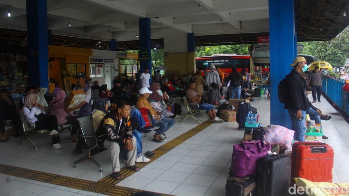 Arus mudik menjelang perayaan Natal dan Tahun Baru (Nataru) mulai terasa di Terminal Kampung Rambutan, Jakarta Timur. Sejak Jumat (19/12/2025), terminal tersebut tampak dipadati penumpang yang memilih mudik lebih awal untuk menghindari puncak lonjakan penumpang pada hari-hari menjelang Natal dan pergantian tahun.