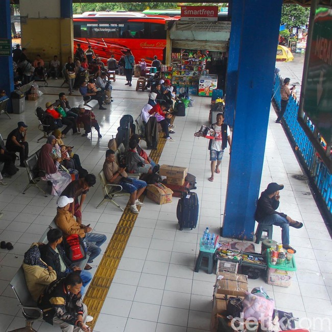 Jelang Nataru, Arus Mudik Mulai Ramai di Terminal Kampung Rambutan