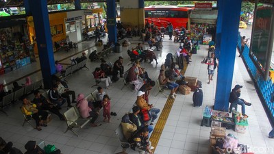 Jelang Nataru, Arus Mudik Mulai Ramai di Terminal Kampung Rambutan
