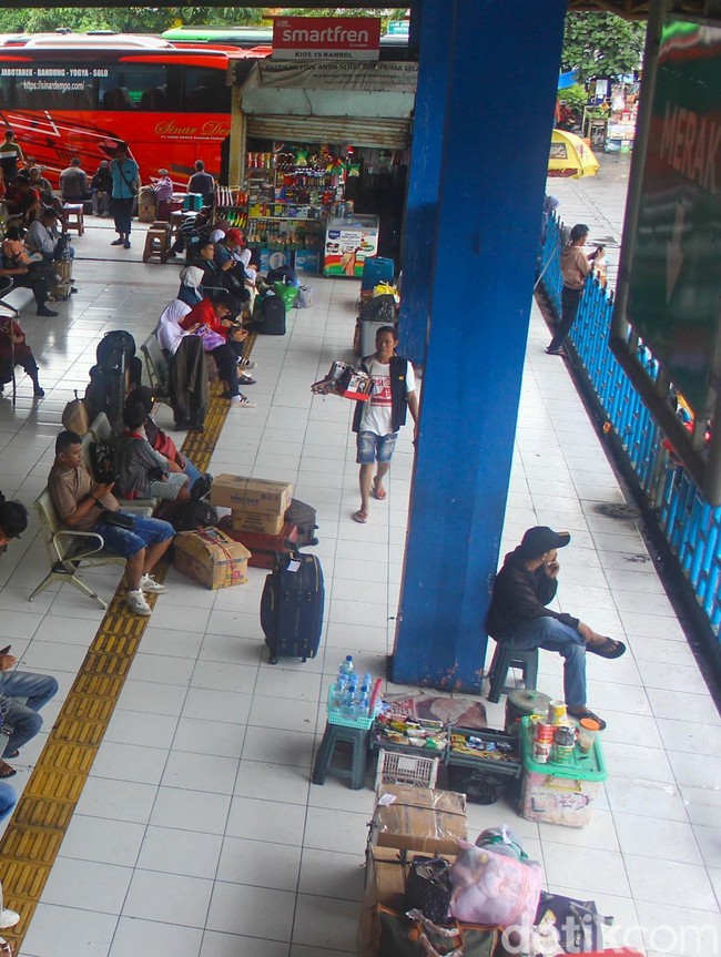 Jelang Nataru, Arus Mudik Mulai Ramai di Terminal Kampung Rambutan