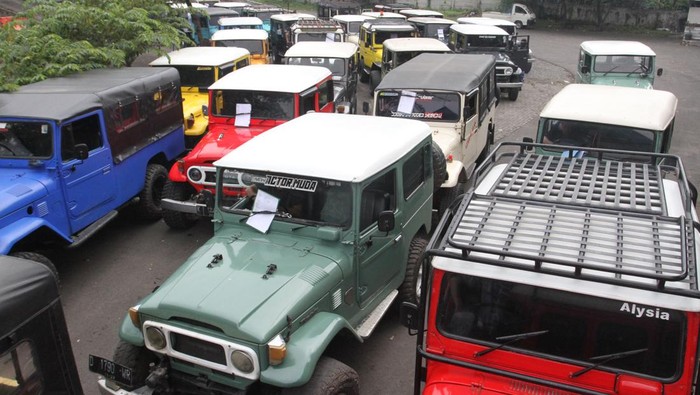 Ratusan jip wisata antre saat Uji Kelayakan Kendaraan di Balai Uji Kendaraan, Karanglo, Malang, Jawa Timur, Jumat (19/12/2025). Uji kelayakan ini mencakup pemeriksaan rangka, rem, uji emisi dan lampu untuk memastikan keamanan jip wisata di jalur Bromo menjelang Natal dan Tahun Baru 2026 sehingga perjalanan wisatawan tetap aman dan nyaman. ANTARA FOTO/Ari Bowo Sucipto/sgd