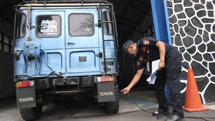 Ratusan jip wisata antre saat Uji Kelayakan Kendaraan di Balai Uji Kendaraan, Karanglo, Malang, Jawa Timur, Jumat (19/12/2025). Uji kelayakan ini mencakup pemeriksaan rangka, rem, uji emisi dan lampu untuk memastikan keamanan jip wisata di jalur Bromo menjelang Natal dan Tahun Baru 2026 sehingga perjalanan wisatawan tetap aman dan nyaman. ANTARA FOTO/Ari Bowo Sucipto/sgd