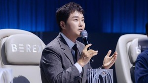 Jun Hyun Moo juga tampil di I Live Alone dan pernah ada adegan dia menerima treatment IV drip di tahun 2016. Tayangannya viral lagi dan memunculkan dugaan ada keterkaitan antara adegan itu dengan heboh-heboh Injection Auntie. Manajemen SM C&C udah ngasih bantahan. Menyebut yang ditampilkan dalam tayangan adalah prosedur medis legal. (Foto: dok. Instagram @junhyunmoo)