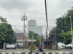 Fenomena Kabut Tipis Selimuti Surabaya