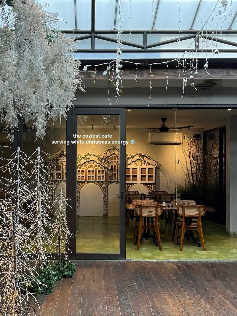 Kafe dengan dekorasi Natal meriah.