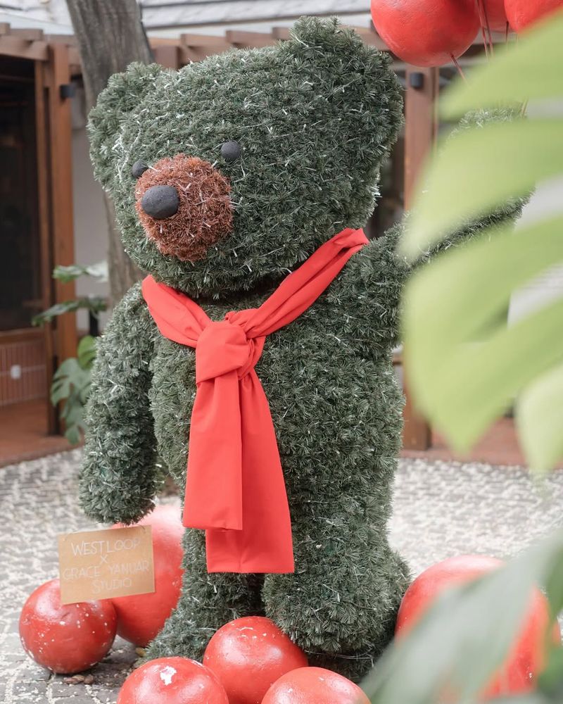 Kafe dengan dekorasi Natal meriah.