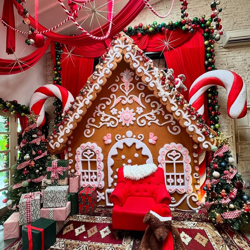 Kafe dengan dekorasi Natal meriah.