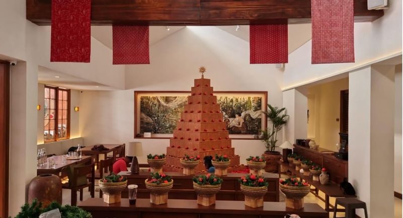 Kafe dengan dekorasi Natal meriah.