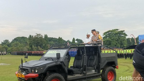 Kapolda Bali Daniel Adityajaya bersama Gubernur I Wayan Koster sesaat setelah melakukan Apel Gelar Pasukan Operasi Kepolisian Terpusat Lilin 2025, Jumat (19/12/2025). (Abid Ahmad Ibrahim)