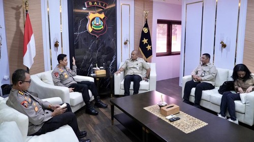 Kapolda Bali, Irjen Daniel Adityajaya, menerima kunjungan tim Kedeputian I KSP di ruang tamu kantornya, Kamis (18/12/2025). (Dok. Polda Bali)