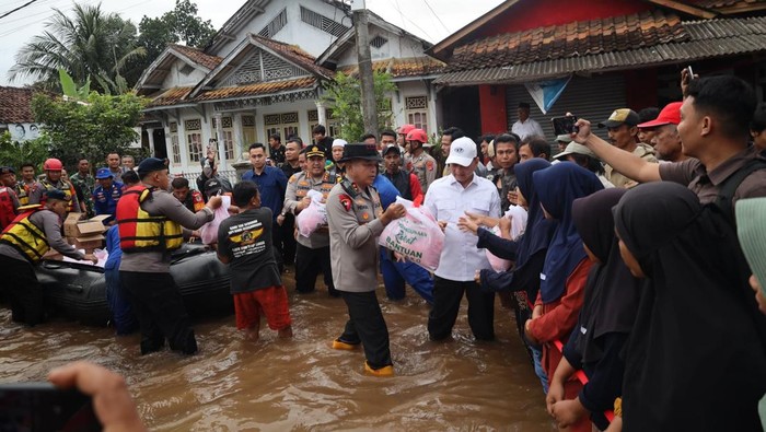 Kapolda dan Gubernur Banten Tinjau Korban Terdampak Banjir Padarincang Serang