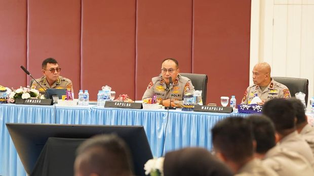 Kapolda Riau Irjen Pol Herry Heryawan saat memberikan pengarahan kepada jajarannya, Kamis (18/12/2025).
