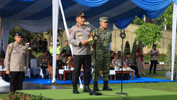 Kapolda Riau Irjen Pol Herry Heryawan dan Pangdam XIX/Tuanku Tambusai Mayjen TNI Agus Hadi Waluyo memimpin Apel Pasukan Operasi Lilin Lancang Kuning 2025, Jumat (19/12/2025).