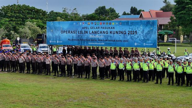 Kapolda Riau Irjen Pol Herry Heryawan dan Pangdam XIX/Tuanku Tambusai Mayjen TNI Agus Hadi Waluyo memimpin Apel Pasukan Operasi Lilin Lancang Kuning 2025, Jumat (19/12/2025).