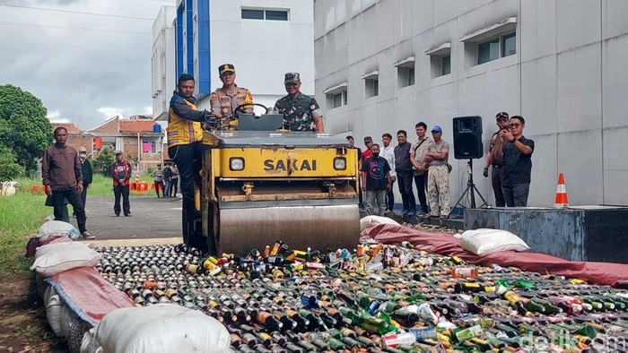 Polisi Tak Beri Ruang Gangguan Nataru di Cimahi, Ribuan Miras Digilas