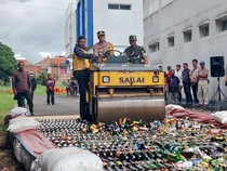 Polisi Tak Beri Ruang Gangguan Nataru di Cimahi, Ribuan Miras Digilas