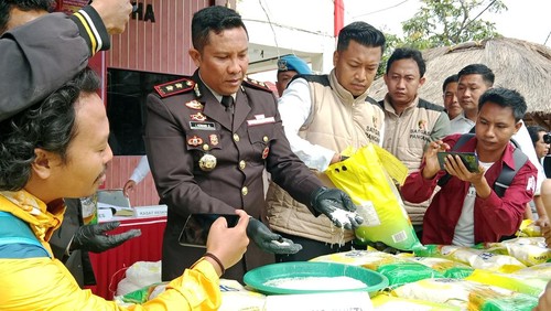 Kapolres Lombok Timur AKBP I Komang Sarjana dan Satgas Pangan memperlihatkan barang bukti beras oplosan saat konferensi pers di kantornya, Jumat (19/12/2025). (Sanusi Ardi W/detikBali)