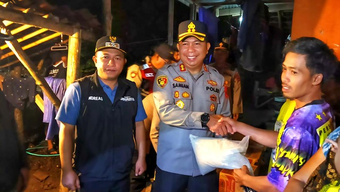 Cerita Kapolres Sukabumi Terjang Lumpur demi Kirim Bantuan Kebencanaan