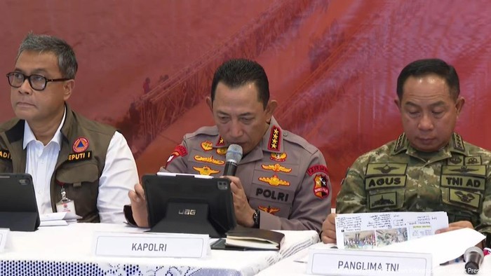 Jelang Natal, Kapolri Kerahkan Personel Bersihkan Gereja Terdampak Bencana Sumut