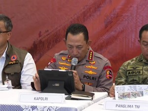 Jelang Natal, Kapolri Kerahkan Personel Bersihkan Gereja Terdampak Bencana Sumut
