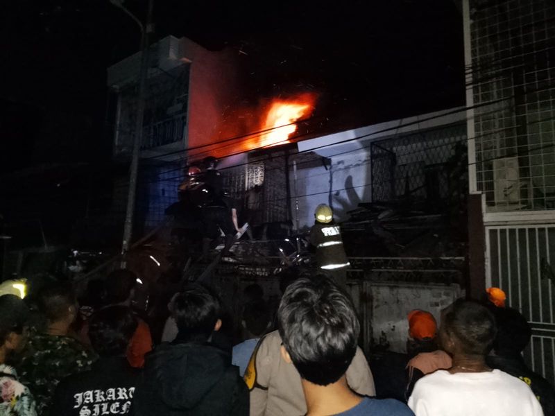 Kebakaran di Penjaringan, Jakut menewaskan 5 orang. Proses pemadaman berlangsung hampir 12 jam. (dok Polsek Penjaringan)