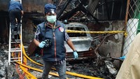 Kepolisian melakukan olah TKP untuk mengungkap kasus kebakaran dan pemasangan garis polisi untuk memastikan TKP steril.   (dok Polsek Penjaringan)