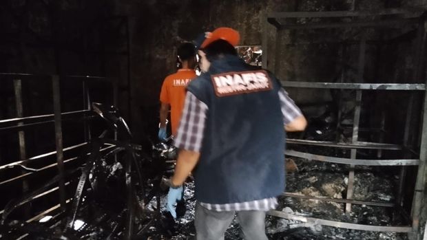 Kebakaran di Penjaringan, Jakut menewaskan 5 orang. Proses pemadaman berlangsung hampir 12 jam. (dok Polsek Penjaringan)