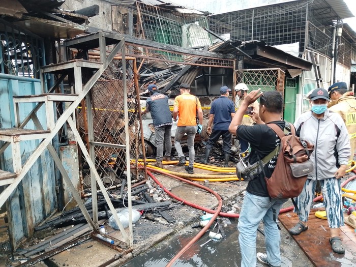 Kebakaran di Penjaringan, Jakut menewaskan 5 orang. Proses pemadaman berlangsung hampir 12 jam. (dok Polsek Penjaringan)