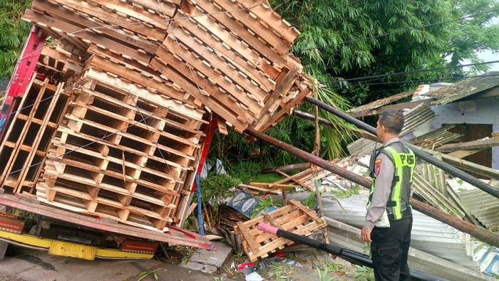 Gagal Nyalip, Truk Muat Palet di Sidoarjo Tabrak Pemotor hingga Tewas