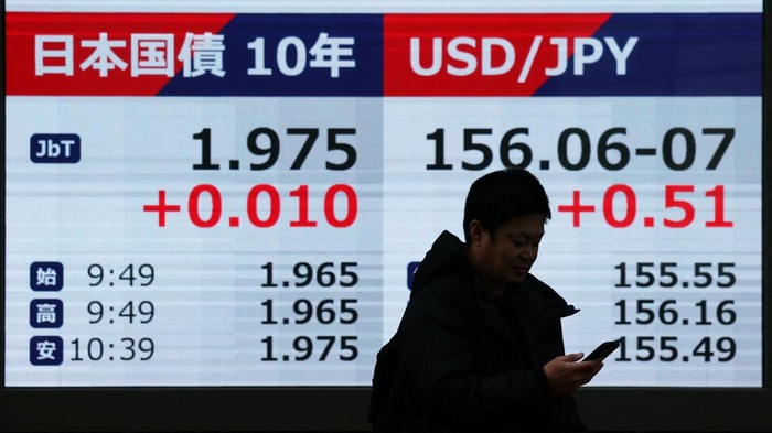 Kenaikan suku bunga yang diumumkan Bank Sentral Jepang (Bank of Japan/BOJ) mewarnai aktivitas di Bursa Tokyo, Jumat (19/12/2025). Layar-layar elektronik di sejumlah perusahaan pialang menampilkan pergerakan indeks saham Nikkei serta tingkat imbal hasil obligasi pemerintah Jepang tenor 10 tahun, yang menjadi perhatian pelaku pasar dan masyarakat. REUTERS/Issei Kato