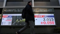 Layar-layar elektronik di sejumlah perusahaan pialang menampilkan pergerakan indeks saham Nikkei serta tingkat imbal hasil obligasi pemerintah Jepang tenor 10 tahun, yang menjadi perhatian pelaku pasar dan masyarakat. REUTERS/Issei Kato