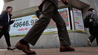 Pengumuman kenaikan suku bunga ini memicu fluktuasi di pasar keuangan, dengan investor mencermati dampaknya terhadap nilai tukar yen, pasar obligasi, serta prospek pertumbuhan ekonomi. Indeks Nikkei bergerak dinamis seiring pelaku pasar menyesuaikan strategi investasi mereka. REUTERS/Issei Kato
