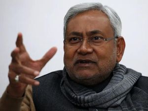 Video: Viral! Pejabat India Tarik Cadar Dokter Muslim, Tuai Kecaman