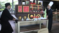 Dua koki menempatkan posisi miniatur kereta Natal dari bahan cokelat di Malang, Jawa Timur, kemarin. ANTARA FOTO/Ari Bowo Sucipto