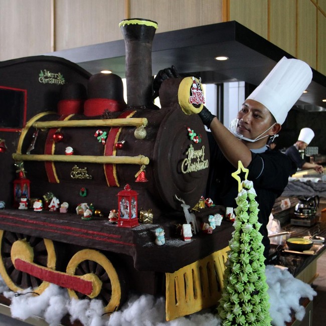 Kereta Natal Cokelat Setinggi Satu Meter Curi Perhatian