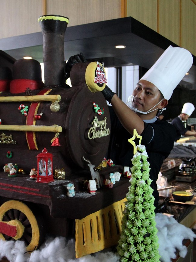 Kereta Natal Cokelat Setinggi Satu Meter Curi Perhatian