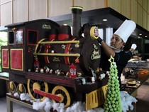 Kereta Natal Cokelat Setinggi Satu Meter Curi Perhatian