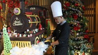 Karya unik tersebut dipamerkan untuk memeriahkan suasana perayaan Natal 2025 sekaligus menjadi daya tarik tersendiri. Selain menampilkan keindahan visual, kereta Natal cokelat ini juga mengandung makna simbolis. Kereta api dipilih sebagai simbol perjalanan menuju kegembiraan dan kebersamaan, serta mencerminkan semangat keberagaman yang ingin disampaikan dalam perayaan Natal. ANTARA FOTO/Ari Bowo Sucipto
