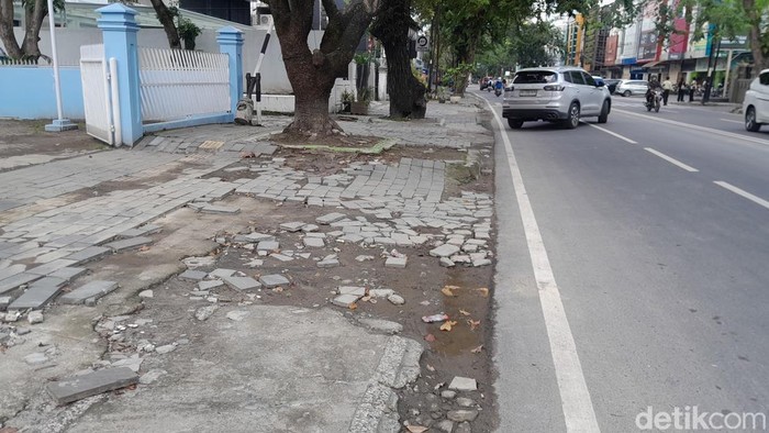 Trotoar di Jalan S Parman Hancur, Pejalan Kaki Ngeluh Gampang Tersandung