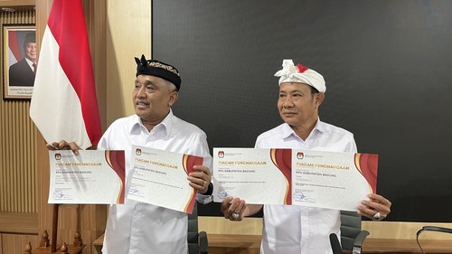 KPU Bali menunjukkan piagam penghargaan KPU Badung yang dibatalkan, Jumat (19/12/2025). Penghargaan dibatalkan akibat tiga petugas KPU Badung membuang sampah di selokan. (RIzki Setyo/detikBali)