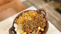 Nasi Tungku menjadi andalan. Menu ini disajikan di atas tembikar berisi nasi liwet, aneka lauk, serta tumisan bawang dan cabai yang aromanya menggugah selera. Foto: detikFood