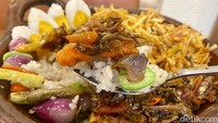 Lauk pada Nasi Tungku lebih dominan dibanding nasinya. Dijamin mengenyangkan dan cocok disantap bersama 1-2 orang! Foto: detikFood