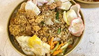 Selain nasi, tersedia Bakmi Goreng Kraton Spesial. Isiannya berupa mie keriting tipis, ayam kremes, sate ayam, dan telur mata sapi. Foto: detikFood