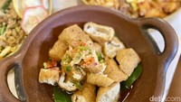Tahu Gejrot menjadi pilihan camilan di sini. Porsinya melimpah dengan kuah asam manis pedas yang ringan, tapi tetap segar di lidah. Foto: detikFood