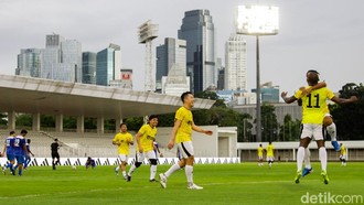 Laga Amal di GBK, Legenda Sepak Bola Bersatu Bantu Korban Banjir Sumatera