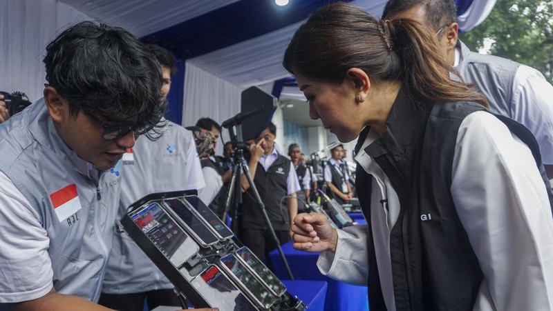 Petugas mengoperasikan perangkat Mobile Network Testing untuk mengukur kualitas sinyal provider usai pelaksanaan apel bersama Posko Siaga Kualitas Layanan Telekomunikasi Natal 2025 dan Tahun Baru 2026 di Jakarta, Jumat (19/12/2025). Kementerian Komunikasi dan Digital (Komdigi) menyiapkan 255 posko siaga kualitas telekomunikasi yang tersebar di pusat transportasi serta kawasan wisata di seluruh Indonesia untuk menjaga kualitas layanan komunikasi selama libur Natal 2025 dan Tahun Baru 2026. ANTARA FOTO/Ika Maryani