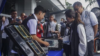 Menkomdigi Meutya Hafid (kedua kanan) meninjau perangkat spectrum analyzer usai pelaksanaan apel bersama Posko Siaga Kualitas Layanan Telekomunikasi Natal 2025 dan Tahun Baru 2026 di Jakarta, Jumat (19/12/2025). ANTARA FOTO/Ika Maryani