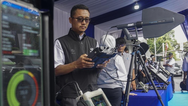 Petugas mengoperasikan perangkat Mobile Network Testing untuk mengukur kualitas sinyal provider usai pelaksanaan apel bersama Posko Siaga Kualitas Layanan Telekomunikasi Natal 2025 dan Tahun Baru 2026 di Jakarta, Jumat (19/12/2025). Kementerian Komunikasi dan Digital (Komdigi) menyiapkan 255 posko siaga kualitas telekomunikasi yang tersebar di pusat transportasi serta kawasan wisata di seluruh Indonesia untuk menjaga kualitas layanan komunikasi selama libur Natal 2025 dan Tahun Baru 2026. ANTARA FOTO/Ika Maryani