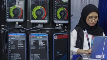 Petugas di posko siaga dilengkapi perangkat Mobile Network Testing untuk mengukur performa jaringan berbagai penyedia layanan telekomunikasi. Pengukuran dilakukan secara berkala guna memastikan kualitas sinyal tetap stabil dan sesuai standar layanan yang ditetapkan. ANTARA FOTO/Ika Maryani